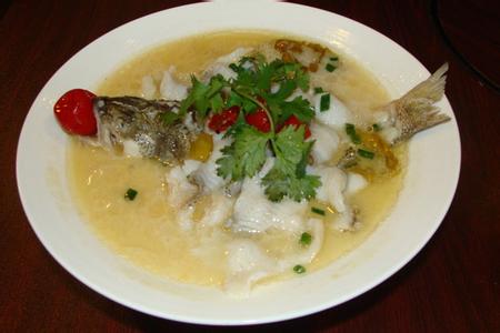 上海新东方烹饪学校——酸菜鲈鱼汤的做法