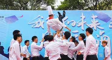 毕业季 仰望未来 如向日葵般怒放着……