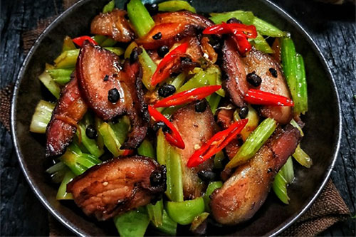 豉香芹菜炒腊肉的做法——新东方烹饪教育