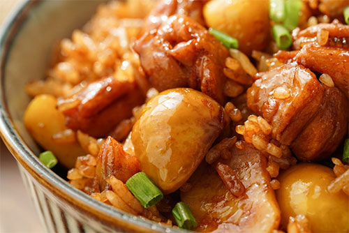 煲板栗鸡腿焖饭的做法——新东方烹饪教育