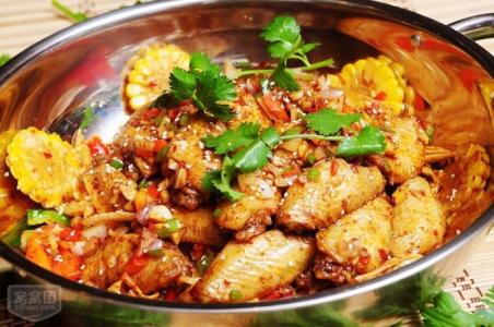 上海新东方烹饪学校——麻辣干锅鸡翅的做法