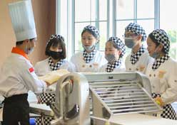 在上海去哪里学习做蛋糕_上海蛋糕培训哪里较好？