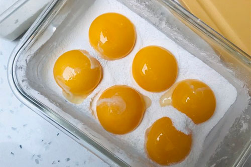 自制咸蛋黄的做法——新东方烹饪学校