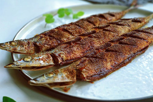 烤孜然秋刀鱼的做法——新东方烹饪学校