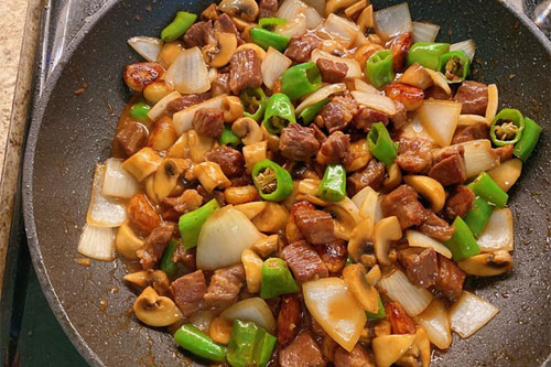 洋葱蘑菇牛肉粒的做法——新东方烹饪学校