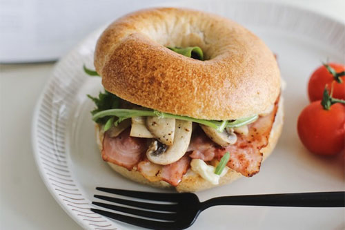 奶酪培根蘑菇贝果三明治的做法——新东方烹饪学校