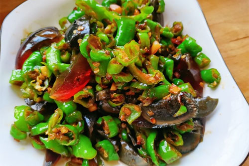 青椒皮蛋的做法——新东方烹饪教育