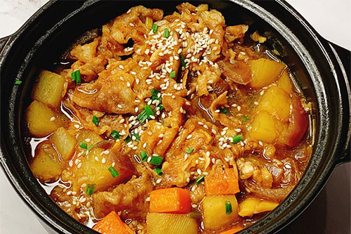 土豆肥牛煲的做法——新东方烹饪教育