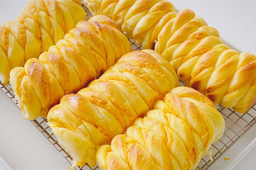 咸蛋黄奶酥面包的做法——新东方烹饪教育