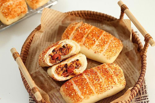 辣肉松脆肠面包的做法——新东方烹饪教育